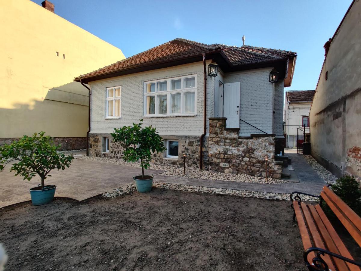 Vila Orient Хунедоара Экстерьер фото